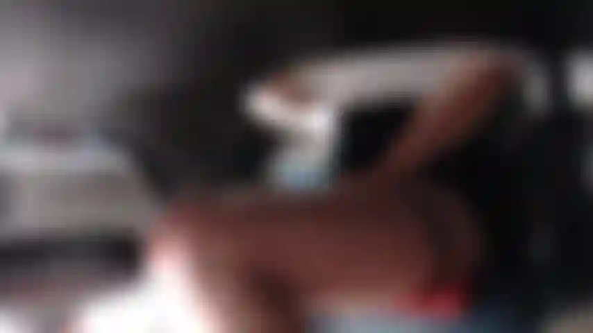 Che fruga sotto la scrivania.