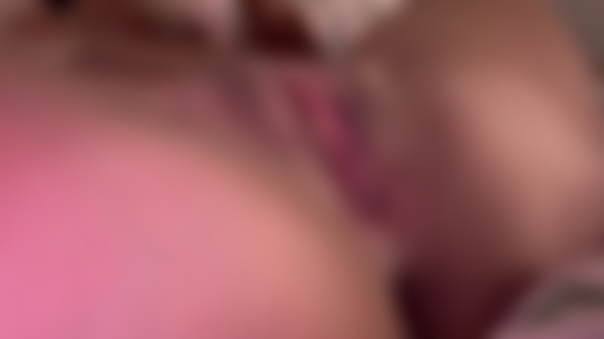 Che gioca con la sua figa bagnata :p.