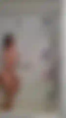 Vieni a fare la doccia con me, fammi insaponare e guardami venire forte per te con il mio soffione staccabile! Un sacco di culi, tette e io tutta bagnata!