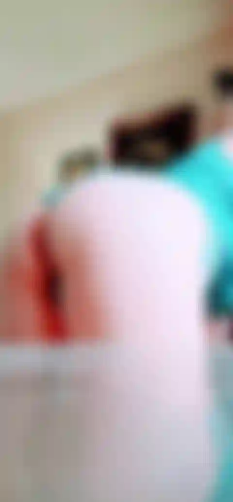 Twerking al rallentatore con piedi/dita ravvicinati.