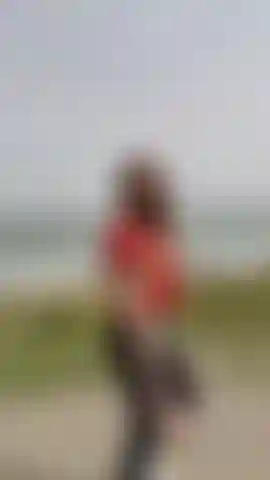 Kinky-outside: guarda le mie tette rimbalzare.