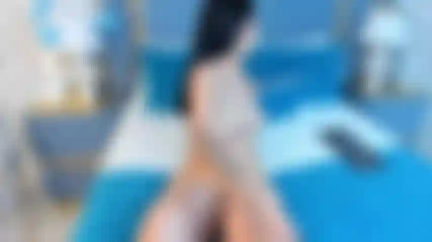 Immagina la mia bocca che avvolge il tuo cazzo, la mia lingua che scorre su ogni centimetro di te, assaporandoti mentre la mia figa si bagna tantissimo e i miei gemiti urlano che tu debba scopare la mia figa bagnata finché non esplodiamo entrambi nello stesso momento.