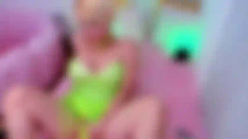 Cosplay di campanellino che squirta con la gola profonda.