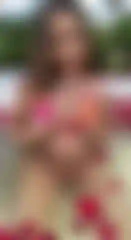 Una ragazza sexy nella vasca da bagno.