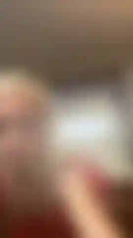 Una signora vestita di rosso.