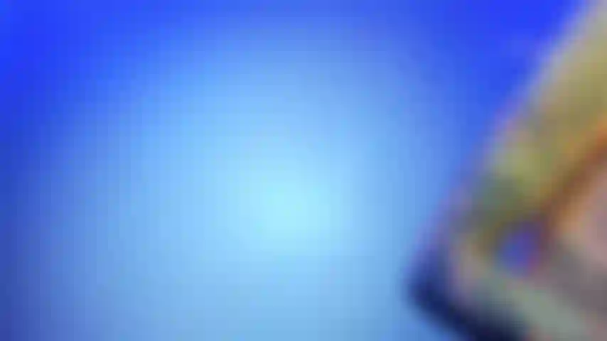 Olio lucido e tette che rimbalzano.