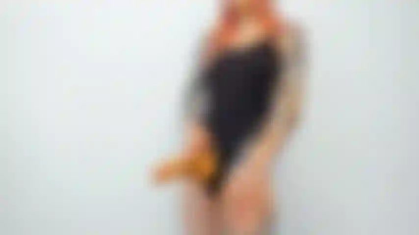 Mi faccio una sega con il cinturino in guanto di lattice.