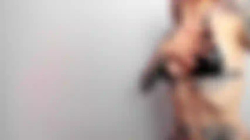 Massaggia le tette con babyoil - adorazione delle tette.