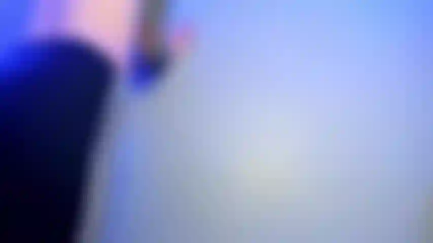 Joi per il culo di astrid in tuta.