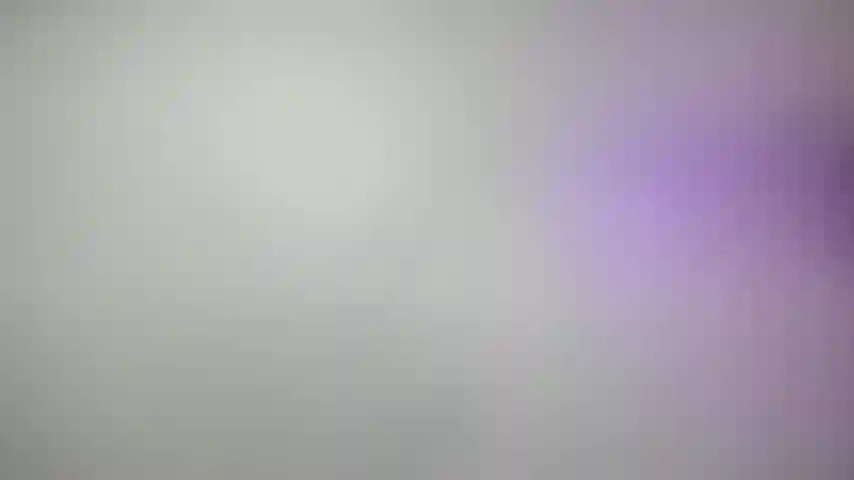 Spogliarello di lingerie di pizzo bianco.