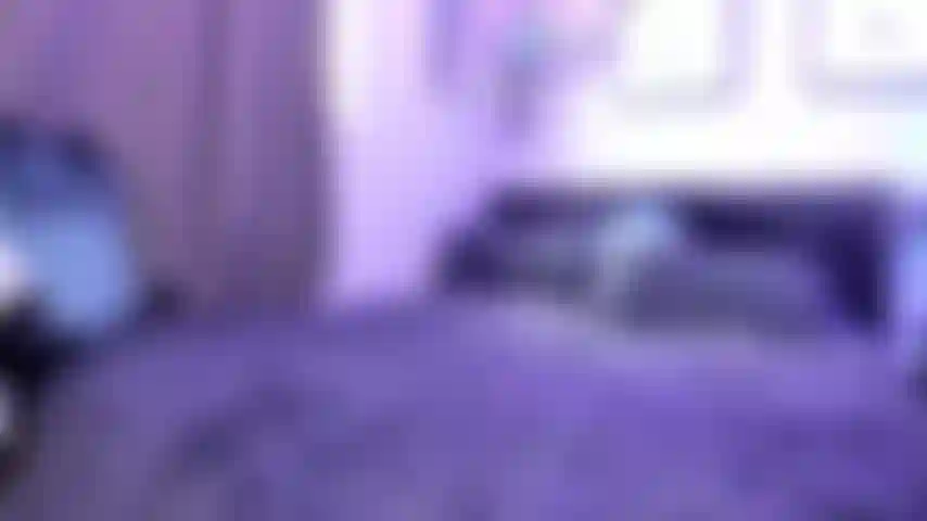 Piccola e sexy stuzzica e gioca a piedi nudi.