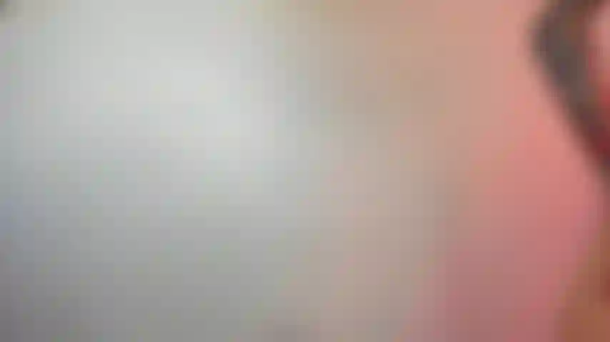 Mi spoglio in lingerie con le spalline.