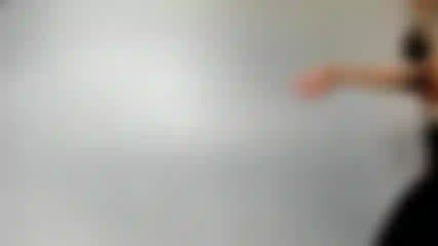 Mi spoglio nei miei vestiti da palestra.