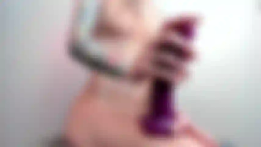 Sega con un dildo che si masturba - joi.