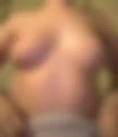 Mi massaggio le tette unte.