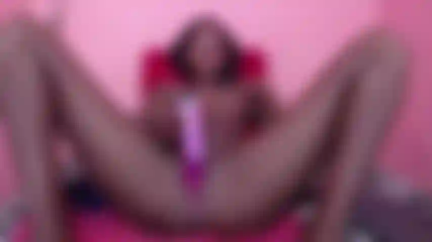 Gioco con il dildo della figa di pinky.