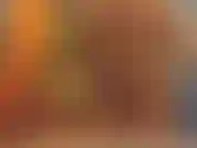 Oliando il bottino per l'abbronzatura.