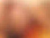 Nudità con un pezzo unico e calze a rete che poi si strappano.