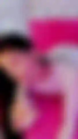 Mentre lancio un'occhiata di traverso al dildo accanto a me, sapendo che presto farà parte di questo gioco.