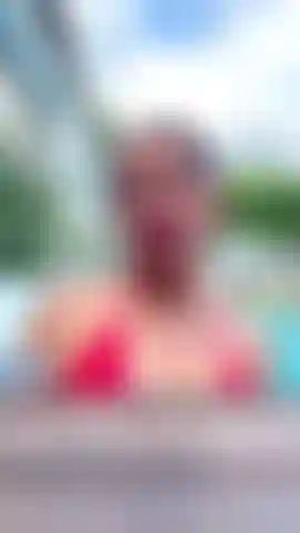 Aurora, che si diverte in piscina!