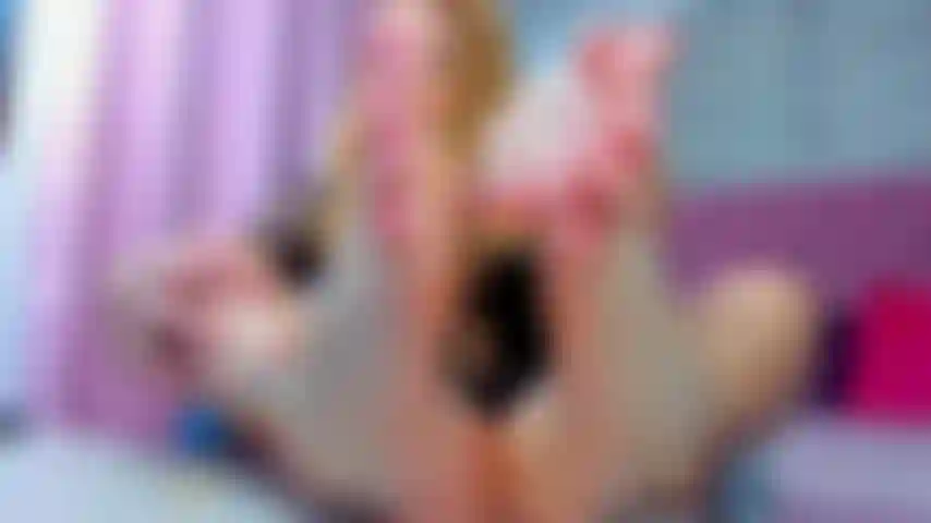 Tu vieni sui miei piedi e io succhio lo sperma dalle dita dei piedi.