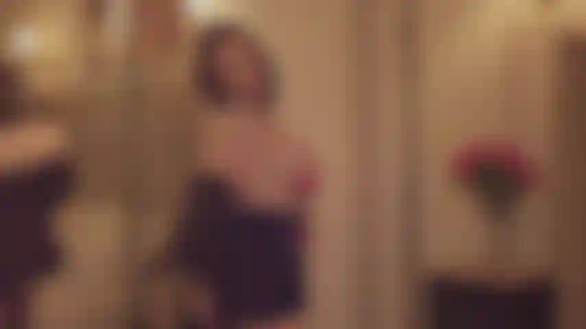 Ti prendo in giro in topless in calze e tacchi.