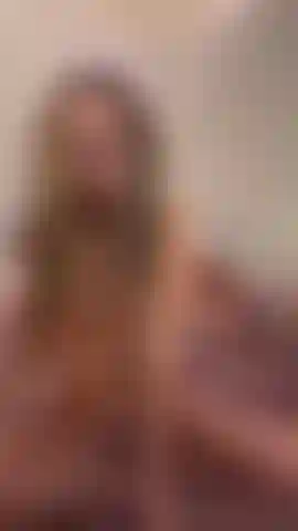 Che mostra il suo fondoschiena e le sue tette allo specchio.