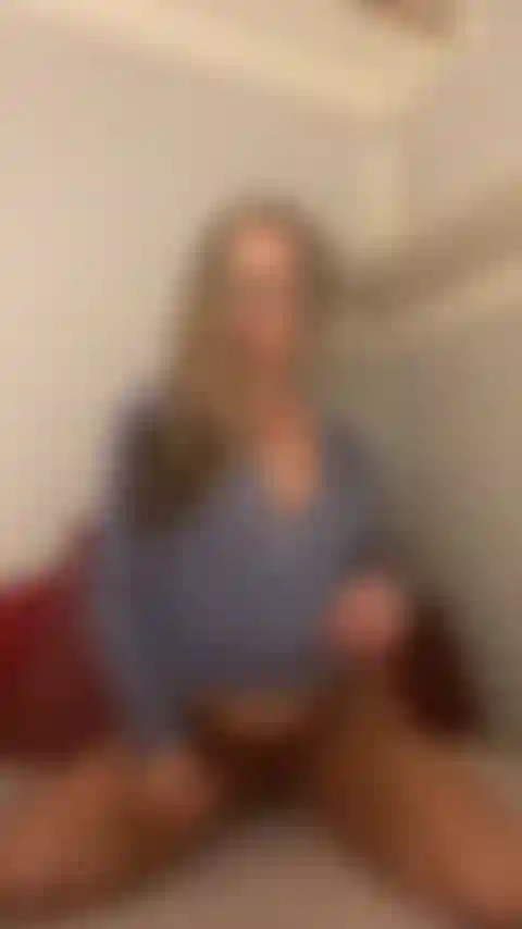 Tira le mutandine di lato per divertirti con la masturbazione.