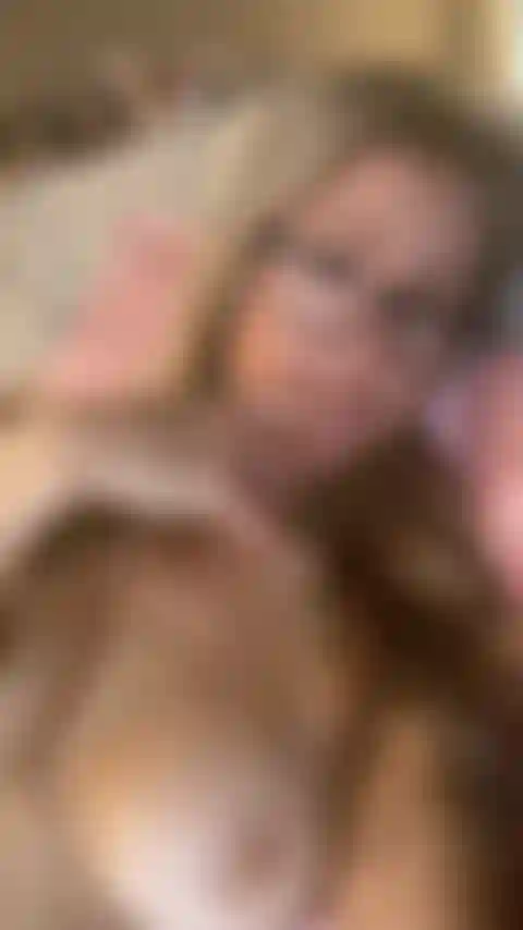 Stuzzica in topless leccandomi il dito.