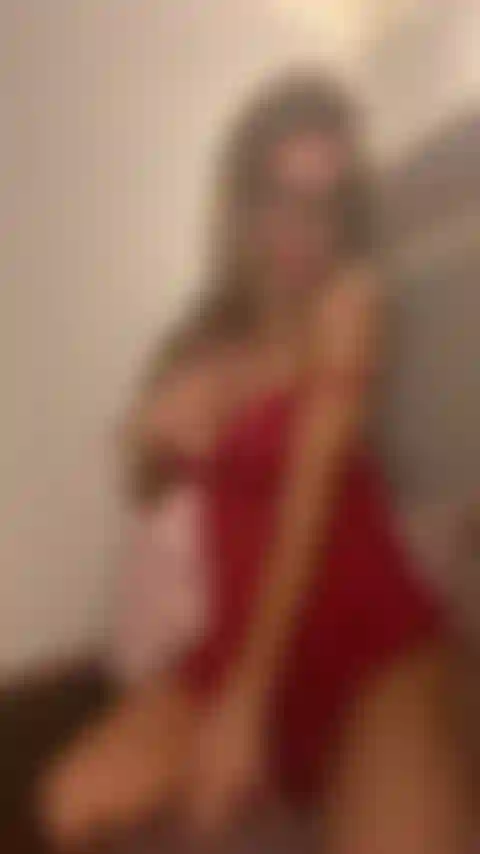 Questo dildo sembra enorme nel mio piccolo micio stretto.