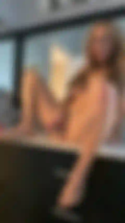 Gioco di dildo contro il bagno.