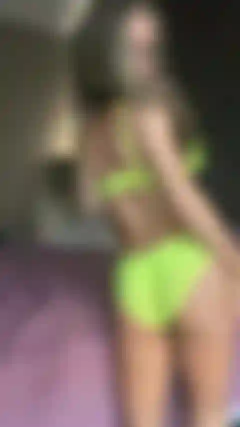 Dita nelle mutandine senza cavallo.