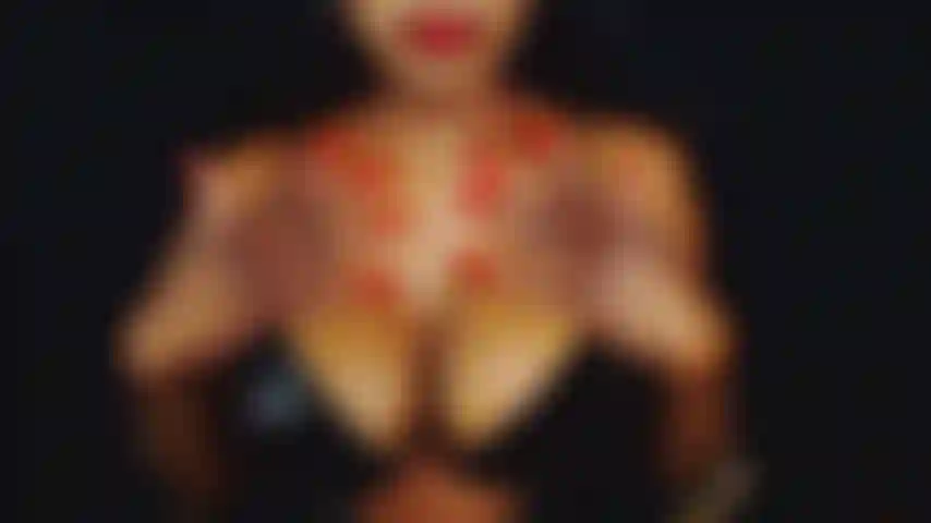 Solo le mie bellissime unghie lunghe e rosse e la scollatura.