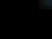 Con una testa ben rasata, indosso una maschera antigas dell'era della seconda guerra mondiale, un corsetto in pvc più stivali alti fino alla coscia neri lucidi e mi scopo stupidamente con il mio grosso dildo nero corvino preferito fino a quando non squirto.