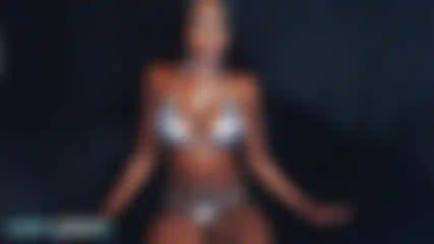 È il quinto giorno! Non hai solo voglia di venire? Il tuo carico non sembrerebbe caldo gocciolando dalle mie tette? Non ancora! Continua ad accarezzarti. Voglio ancora più $$ da te. Prendi quel cazzo duro e mungilo per la tua dea.