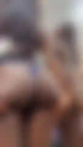 Stuzzico il mio bottino in topless.