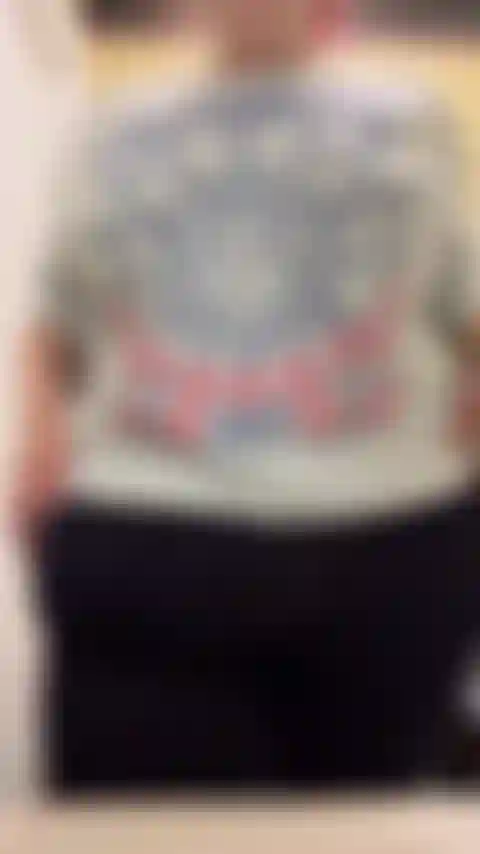 Guardami mentre faccio la cattiva nel bagno del lavoro.