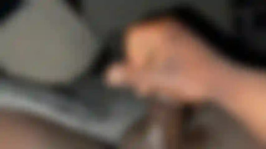 Mi accarezzo il mio grosso cazzo nero con una sborrata.