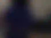 Una ragazza fitness che salta.