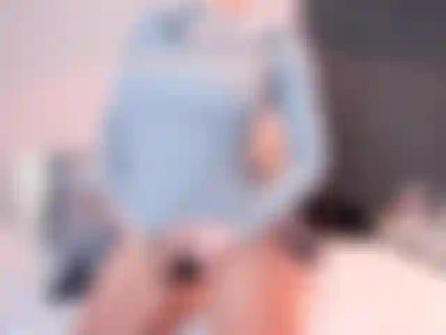 Il mio primo video nel nuovo posto. Gioco con il mio giocattolo hitachi finché non vengo come un matto.