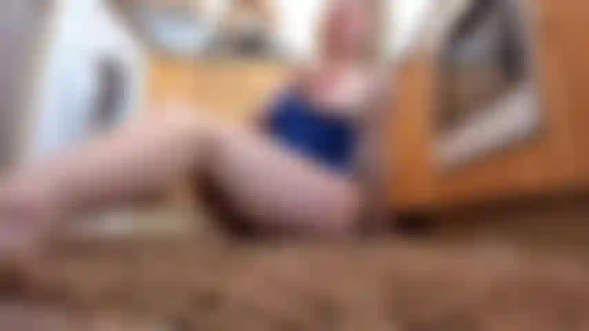 Cattiva in cucina, divertimento con il dildo, orgasmo.