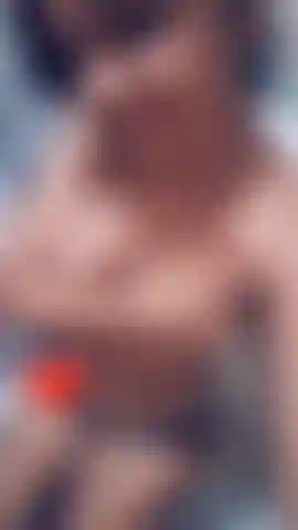 Latina, 18 anni, in topless.