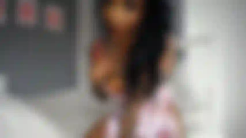 Una milf rovinafamiglie che implora una creampie.