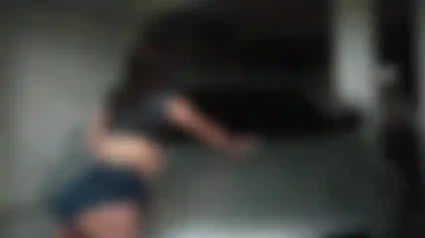 Ragazza giocosa con schiuma.