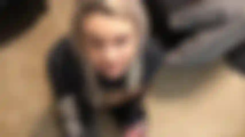 Se ami le tette grosse che ti rimbalzano in faccia questo è il video che fa per te! Guarda mentre mi faccio sbattere la mia piccola figa stretta da davanti e dietro con le mie grandi tette che rimbalzano su e giù, gli succhio il cazzo e lo cavalco, lui mi sborra addosso.