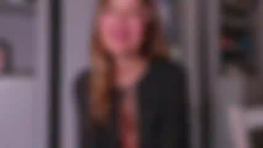 Pov scopami vicino a lei! Ti invito a una festa a casa mia - ovviamente lei si unisce e non ci lascia un attimo! È così dannatamente irritante - ogni volta che proviamo a sgattaiolare via, lei è lì. Le dico che potete entrambi stare nella mia camera degli ospiti, sperando che vada a letto prima di noi, ma no - ti porta a letto con lei.E non riesco proprio a trattenermi, devo averti e non mi importa delle conseguenze. Mi intrufolo nella tua stanza mentre lei dorme, e ti do quello per cui sei venuto qui. Mi scopi in profondità e forte mentre lei è accanto a noi… finché alla fine non vieni dentro di me e lo spalmo nei suoi capelli… è davvero cattivo, vero??Homewreck - tradimento - pov - blow job - cavalcata - sborrata.
