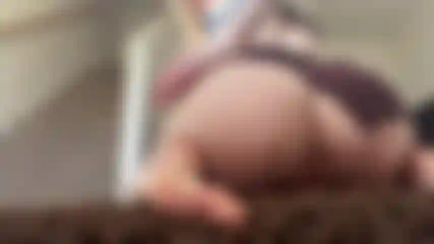 In posizione cowgirl inversa a terra.