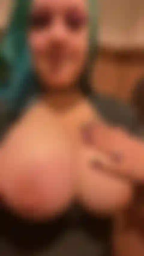 La fidanzata goth di thicc che registra un video sexy per te nel bagno di un teatro pubblico.