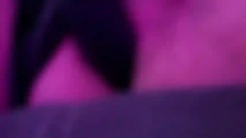 Squirta da vicino su un bbc (dildo).