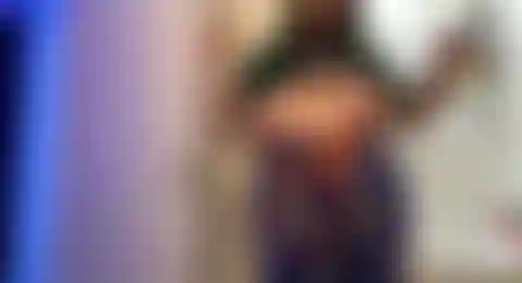 Che ti mostra le mie tette e il mio culo.